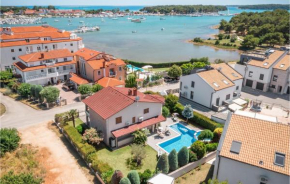 Amazing home in Medulin with Outdoor swimming pool, Jacuzzi and WiFi